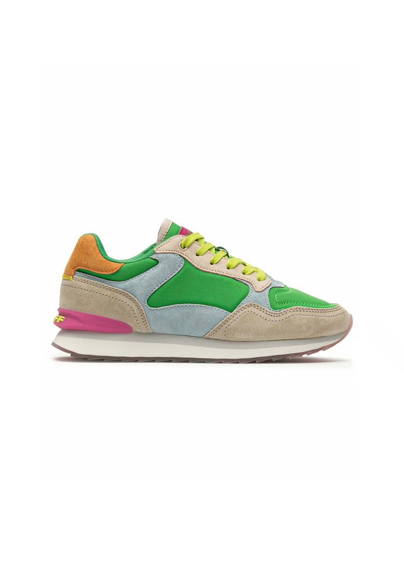 Sneaker da uomo caratterizzato da una combinazione di camoscio e tessuto verde, blu, arancione e beige, con dettagli testurizzati e una suola in gomma rosa.