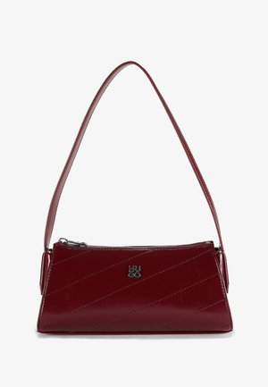 Rote Lederhandtasche mit diagonaler Steppung, silberner Hardware und einem schlanken, verstellbaren Riemen. Reißverschluss an der Oberseite.