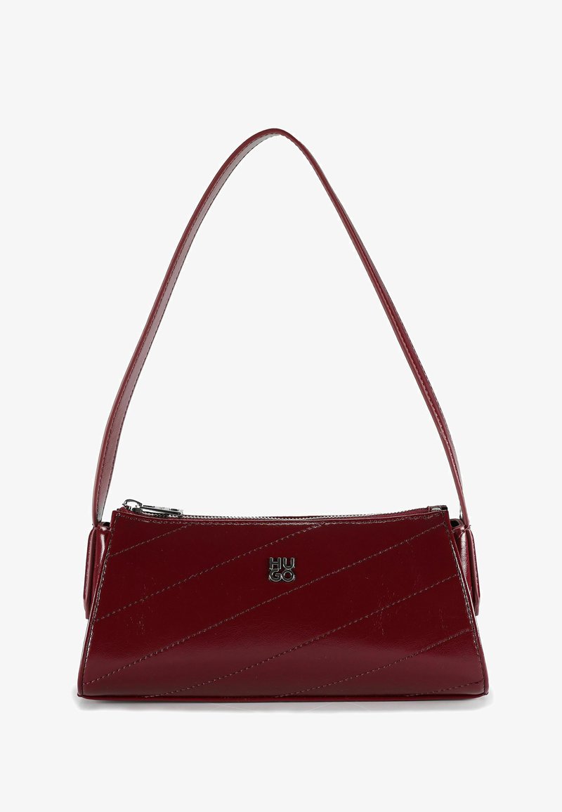 Sac à main en cuir rouge avec un design matelassé diagonal, des ferrures argentées et une sangle fine réglable. Fermeture éclair sur le dessus.