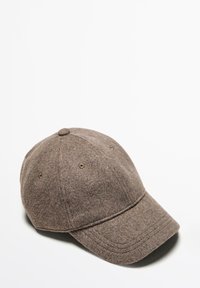 Cappellino da baseball in feltro marrone con visiera curvata, sei pannelli, cuciture visibili e fori di ventilazione. Texture morbida, cima arrotondata.