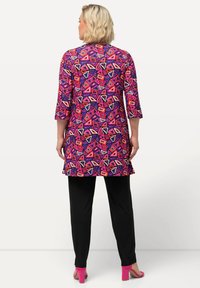 Ulla Popken MATTE GRAPHIC PRINT SWING VENTED - Pitkähihainen paita - light heather