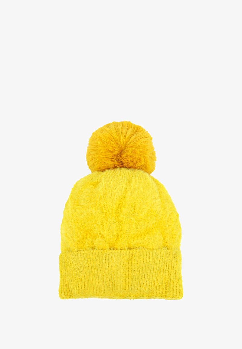 Berretto di maglia giallo con una texture morbida e pelosa e un grande pom-pom sulla cima. Presenta un polsino a coste di un colore solido.