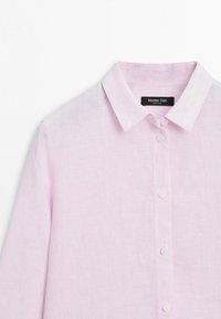 Hellrosa Hemd mit Knopfleiste, Kragen, langen Ärmeln und dezentem Muster, mit dem Etikett Massimo Dutti.