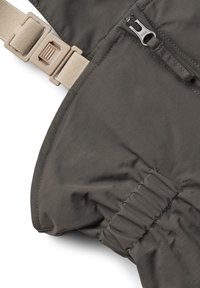 Dunkelgrauer Stoff mit einer weichen Textur verfügt über einen seitlichen Reißverschluss und einen beige verstellbaren Riemen mit einer Schnalle sowie einem gerafften Detail am unteren Ende.