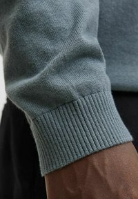 Jack & Jones BASIC ROLL - Striktrøje - stormy weather