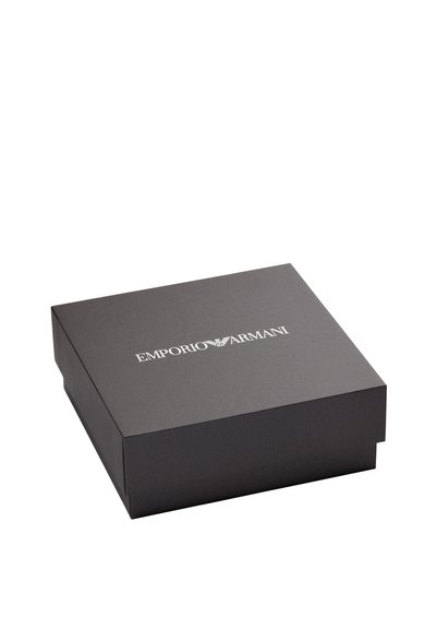 Sort papæske med låg, prydet med præget "EMPORIO ARMANI" logo i sølv. Glat tekstur med rene kanter og simpelt design.