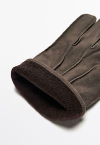 Braune Wildlederhandschuhe mit einem weichen, dunkelbraunen Fleece-Futter, die über fünf Finger verfügen und einen genähten Rand entlang des Bündchens haben.