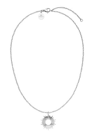 Silberkette mit Sonnenstrahl-Anhänger und einem runden Anhänger, der mit "PURELEI" in der Nähe des Verschlusses graviert ist.