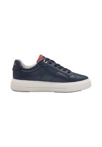 Sneaker in pelle blu navy con suola bianca, punta rotonda, lacci piatti, occhielli dorati e un accento rosso sul tallone. Presenta dettagli cuciti.