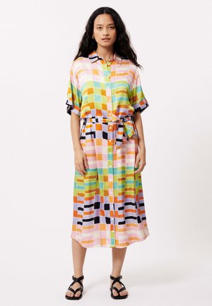 Kleurrijke, gemusterde midi-jurk met korte mouwen, een knoopsluiting aan de voorkant en een gestrikte taille. Kleuren zijn onder andere groen, roze, oranje en zwart.
