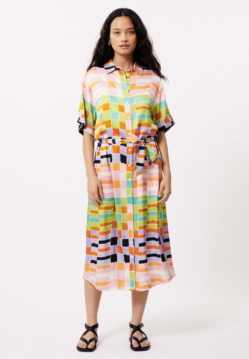 Robe midi colorée et à motifs avec des manches courtes, un devant à boutons et une taille nouée. Les couleurs comprennent le vert, le rose, l'orange et le noir.