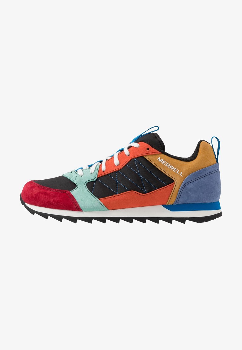 Scarpa sportiva da uomo con una tomaia in suede e mesh multicolore, nei toni di rosso, arancione, blu, verde e nero. Presenta lacci bianchi e una suola nera seghettata.