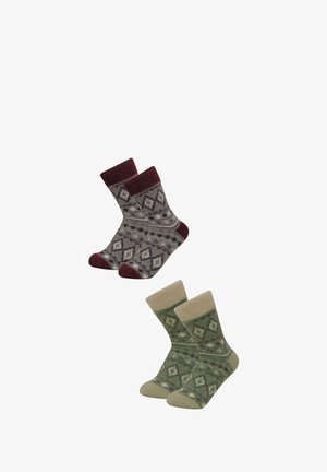 Twee paar gebloemde sokken. Het ene paar is grijs met bordeauxrode accenten; het andere is groen met beige accenten. Beide hebben een ruitpatroon.