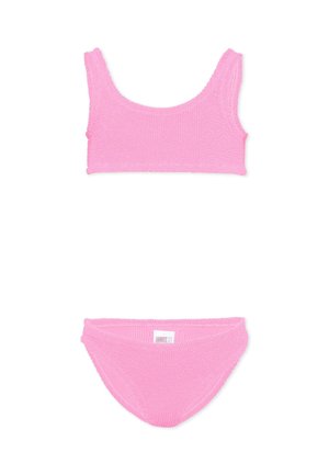 Costume da bagno a due pezzi rosa con top a scollo rotondo e slip bikini coordinati a taglio alto.