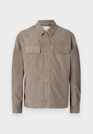 Veste en daim brun clair avec un col, deux poches poitrine et fermeture à boutons. Texture lisse et coupe droite.