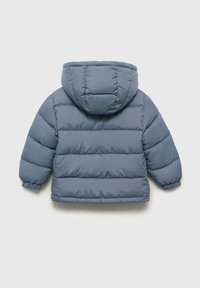 Veste d'hiver rembourrée bleue-grise pour enfant avec capuche, poignets élastiques et couture quiltée horizontale, vue de dos sur fond blanc.