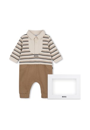 Combinaison bébé à manches longues avec haut rayé, col beige, pantalon marron et logo "BOSS" au-dessus de la poitrine, à côté d’un cadre blanc portant la marque BOSS.
