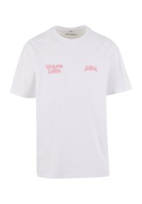 Biela bavlnená tričko s okrúhlym výstrihom. Má ružový nápis "Western Coffee" na ľavej hrudi a "Lost Youth" na pravej.