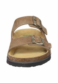 Braune Wildleder-Rutsch-Sandale mit zwei verstellbaren Schnallen, konturiertem Fußbett und einer strukturierten Korksohle, mit einem grünen Spiral-Logo im Inneren.