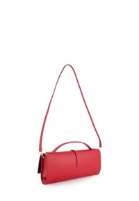 Rode leren handtas met een cilindervorm, gestructureerd oppervlak, korte handgreep en een lange verstelbare schouderband. Beschikt over een minimalistisch ontwerp.
