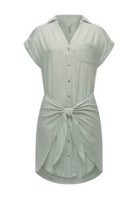 Rochie dintr-o material de culoare verde deschis, cu dungi, cu un guler butonat, mâneci scurte, un buzunar pe piept și un detaliu legat la talie.