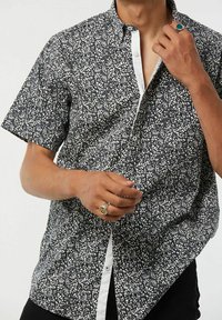 Korte mouwen, zwart-wit bloemenpatroon shirt met een witte knoopsluiting en kraag, met een relaxte pasvorm en een gladde stoftextuur.