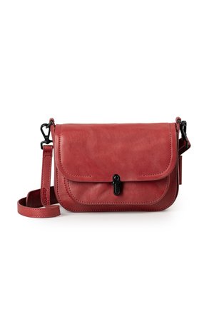 Borsa a tracolla rossa in pelle con chiusura a pattina, hardware nero, cinturino regolabile e dettagli cuciti lungo i bordi.