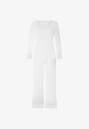 Hvid top med lange ærmer og bukser med vide ben med blonder på ærmerne og buksebenenes kanter, vist på en ensfarvet baggrund.