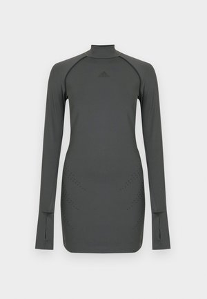 Αθλητικό πάνω μέρος με μακριά μανίκια σε σκούρο γκρι ύφασμα με ψηλό λαιμό, διαθέτει διακριτικές διατρήσεις και λογότυπο στο στήθος.