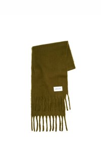 Olivgrüner Wollschal mit fransigen Kanten. Merkmale ein weißes Etikett mit dem Text "ARCTIC FOX". Weiche Textur, rechteckige Form.