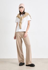 Tommy Hilfiger ESSENTIAL FLAG FUZZY   - Berretto - pink bloom