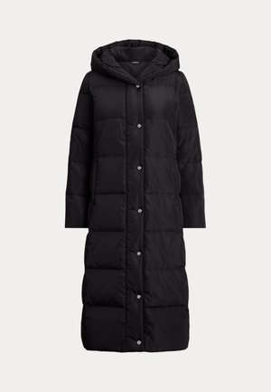 Casaco acolchoado preto com capuz, apresentando um fecho frontal completo com botões de pressão, mangas longas, bolsos laterais e um design até ao joelho.