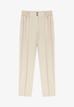Beżowe spodnie z plisowanym wzorem, ściągaczem w pasie z dwoma czarnymi guzikami oraz kieszeniami po bokach. Gładka faktura i prosta nogawka.