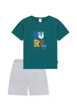 Türkisfarbenes kurzärmliges Hemd mit bunten "SURF"-Buchstaben und Handgrafik, kombiniert mit hellgrauen Shorts, auf weißem Hintergrund.