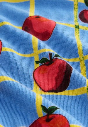 Țesătură albastră cu textură nervurată, având un model de mere roșii delimitate de linii galbene în formă de grilaj. Merele sunt ilustrate cu frunze verzi.