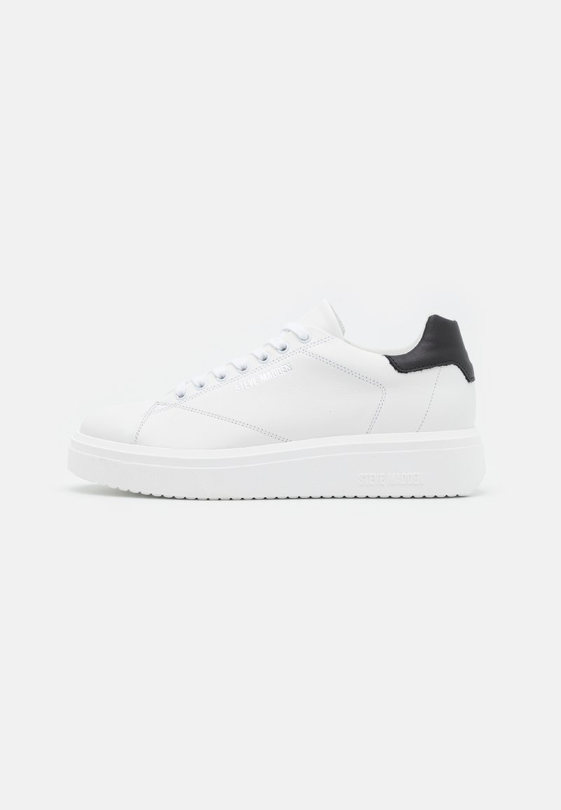 Adidași din piele albă cu un tab de călcâi negru, șireturi plate, talpă intermediară texturată și branding pe partea exterioară. Proiectați pentru purtare casuală.