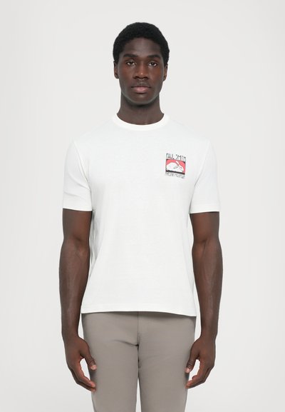 Weiße Baumwoll-T-Shirts mit kurzen Ärmeln, Rundhalsausschnitt und einem kleinen gestickten Motiv mit "Paul Smith" über einem Bergdesign.