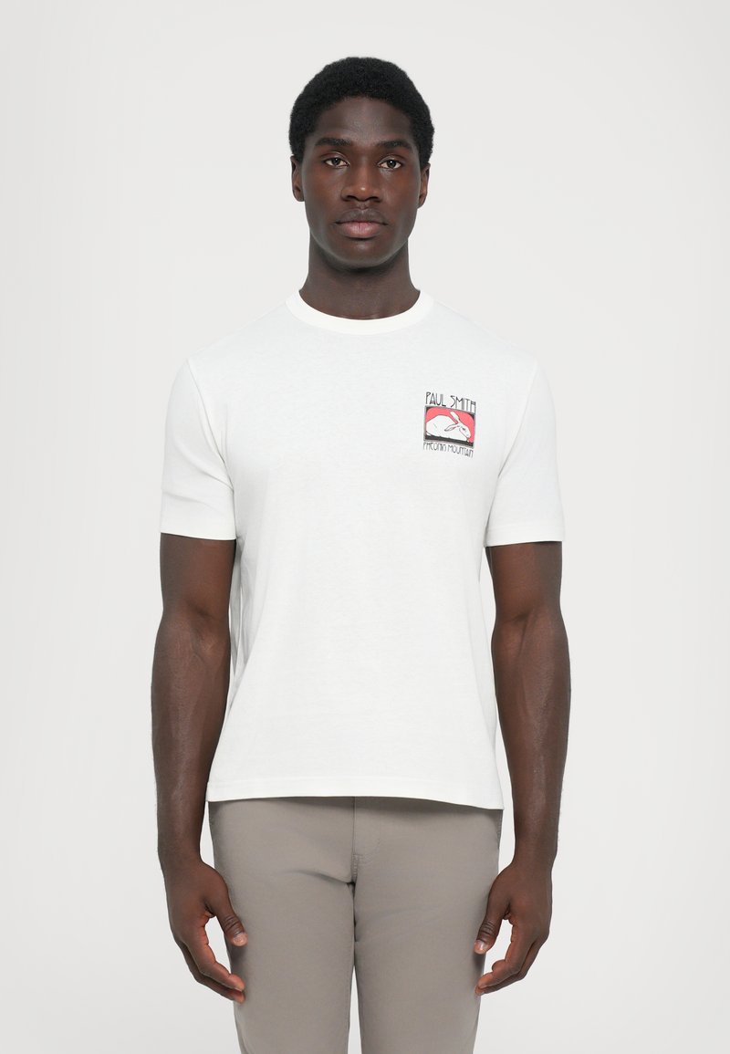 Vit bomull t-shirt med korta ärmar, rund halsringning och en liten broderad grafik med "Paul Smith" ovanför en fjälldesign.