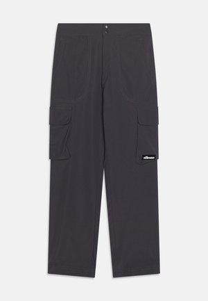 Pantalon cargo gris foncé avec poches avant, poches latérales à rabat, fermeture taille à double bouton et étiquette de la marque Ellesse sur la poche droite.