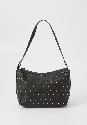 Borsa a spalla in pelle nera con design curvo, dettagli con borchie argentate e chiusura con zip. Manico robusto con lunghezza regolabile.