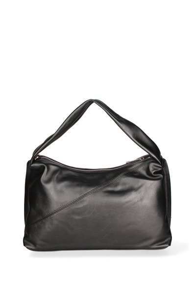 Borsa a tracolla in pelle nera con una texture liscia, dettagli di cucitura angolata e un'unica maniglia superiore. Presenta una chiusura con zip nella parte superiore.