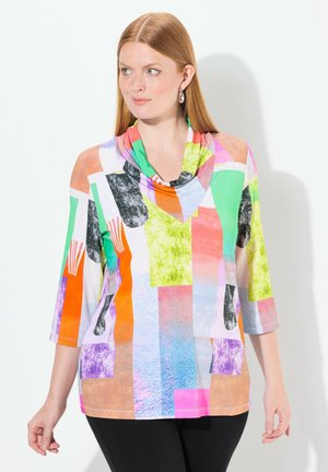 Maglietta multicolore con scollatura a barchetta, caratterizzata da motivi astratti in arancione, verde, nero e rosa; realizzata in tessuto leggero, maniche a ¾.