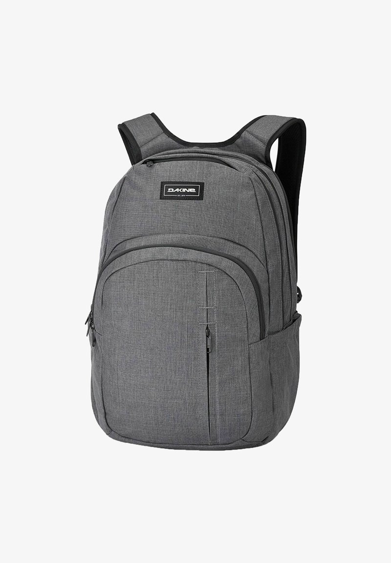 Harmaa reppu, jossa on useita vetoketjullisia lokeroita ja pehmustetut olkahihnat. Materiaalina on teksturoitu kangas, ja edessä on logo-patch.