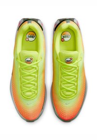 Baskets de course jaunes néon avec une tige en mesh, accents dégradés orange, semelle rembourrée et détails de logo réfléchissants. Design à lacets.