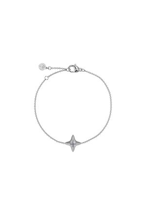 Hõbedast kettkäevõru, millel on tähekujulise ripats keskel läbipaistev vääriskivi, ühendatud turvalise pandla ja reguleeritava kettaga.