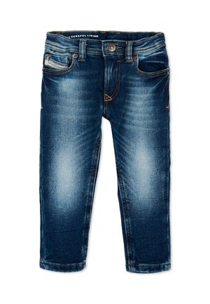 Pantalones vaqueros para niños pequeños en azul oscuro con un ligero desgaste en los muslos, bolsillos delanteros, trabillas para cinturón, cierre con botón y pequeña etiqueta de marca bordada en el bolsillo.
