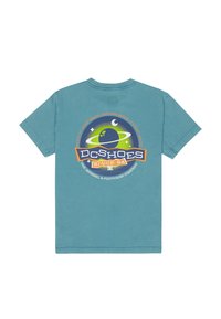 Tyrkysové bavlnené tričko s okrúhlym grafickým motívom planéty a hviezd, oranžovým a bielym textom a klasickým strihom.