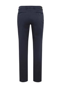 Marineblauen Chinos im geraden Schnitt, aus weichem Baumwollmaterial, mit zwei Gesäßtaschen mit Knopfverschlüssen und Gürtelschlaufen. Sauberer Abschluss.