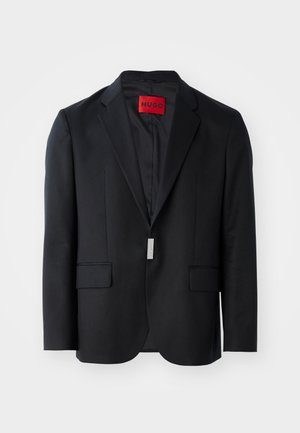 Čierny blejzer s kolmým klopom, dvoma prednými vreckami a jednoduchým vnútrom. Obsahuje červenú nášivku s nápisom "HUGO" vo vnútri. Strih na mieru.