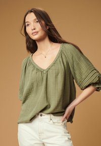 Next WASHED V-NECK - Blúzka - khaki green